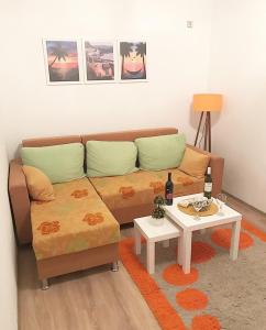 普里耶多尔Apartman Dunja II的客厅配有沙发和桌子