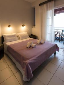 阿吉奥斯伊欧尼斯阿尼西斯酒店的一间卧室配有一张大床和两条毛巾