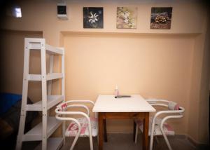 内乌肯Departamentos Confluencia的配有桌椅和梯子的房间