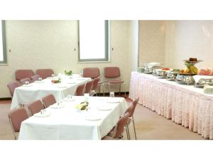 京都Pulsesin in Kyoto - Vacation STAY 73552v的用餐室配有桌椅和白色桌布