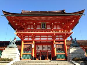 京都Pulsesin in Kyoto - Vacation STAY 73552v的一座红色屋顶的大型建筑