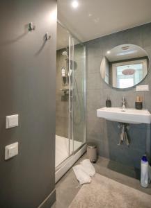 ĶesterciemsSeaside apartment Albatross, spa and pool的带淋浴、盥洗盆和镜子的浴室