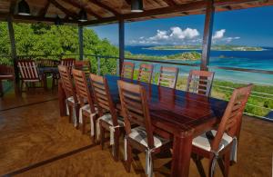 安迪拉纳VILLA DOMINGO - Incroyable vue panoramique的一张木桌和椅子,享有海景