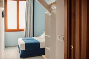 瓦伦西亚阿德霍克卡门酒店的一间小卧室,配有床和窗户