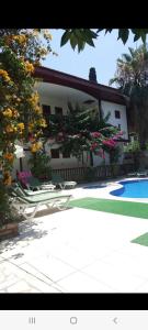 安塔利亚卡莱亦奇欧资卡夫客酒店的房屋设有椅子,前面设有游泳池