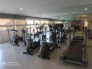 德尼亚Elegance的健身房,配有一系列跑步机和健身自行车