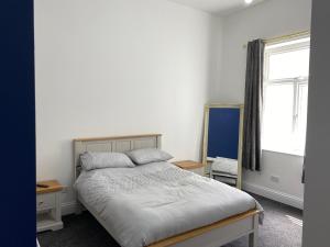 利明顿温泉Lovely 1 bed ground floor flat in Leamington Spa的一间卧室设有一张床和一个窗口
