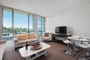 陶波Marinaside Villa - Taupo Holiday Apartment的带沙发和电视的客厅