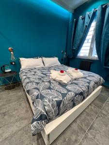那不勒斯ORLANDO relais的蓝色卧室,配有带毛巾的床