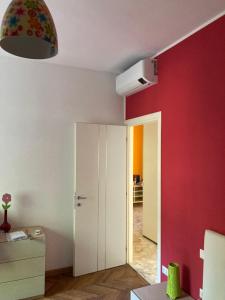 米兰米勒利尔如家公寓的一间红色墙壁和白色门的房间