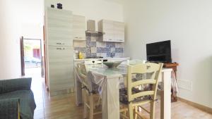 塔维亚诺Casa Manni Taviano-Salento的一间厨房,里面配有桌椅