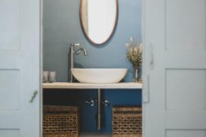 阿斯蒂Donna Elena - Epoque Residence的一间带水槽和镜子的浴室