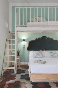 阿斯蒂Donna Elena - Epoque Residence的一间卧室配有一张双层床和梯子