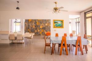 贝尔马尔Villa Fitz: Sunlit Beach Getaway w/ Pool + WIFI的一间带桌椅的用餐室