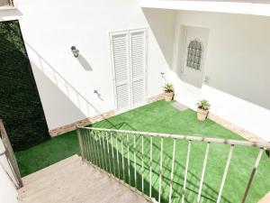 伊斯基亚Maison Marinella的绿色草坪房屋的内部景观