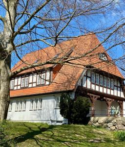 赫亨基尔兴Großes Ferienhaus an der Ostsee "Oldevighus"的一座带橙色屋顶的大房子