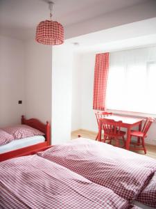斯图加特Hotel-Restaurant Köhler的一间卧室设有两张床、一张桌子和一个窗口
