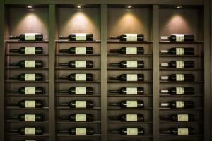 皮滕Fletcher Hotel-Restaurant Mooi Veluwe的酒窖里的葡萄酒瓶壁