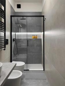 罗马Appartamento di design的带淋浴、卫生间和盥洗盆的浴室
