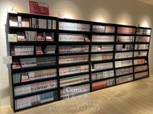 小松市Henn na Hotel Komatsu Ekimae的书架上堆满了dvds