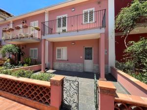 贾迪尼-纳克索斯La Ginestra的粉红色的房子,前面有一个门