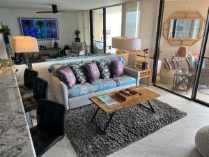 This place is different!! No Housekeeping Fees, Award winning! Oceanfront, View View!的休息区