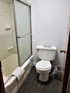 Worland联排别墅汽车旅馆酒店的浴室配有白色卫生间和淋浴。
