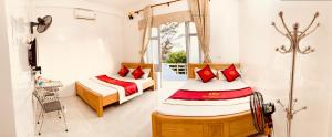 泉兰NHÀ NGHỈ PHƯƠNG THẢO的一间卧室设有两张床和窗户。