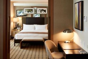 温哥华洛登温哥华酒店的酒店客房带一张大床和一把椅子