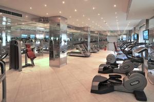 博洛尼亚皇家卡尔顿酒店的健身房,配有各种跑步机和机器