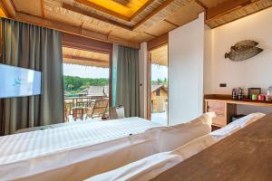 班奥南矛Venice Krabi Villa Resort的一间卧室设有一张大床和一个大窗户
