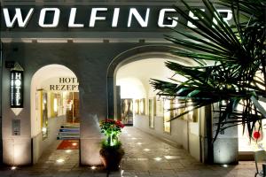 林茨Austria Classic Hotel Wolfinger - Hauptplatz的带有标志的建筑,重新准备