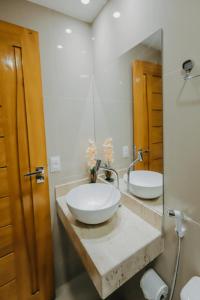 维索萨-杜塞阿拉Pousada Vila Verde的一间带水槽和镜子的浴室