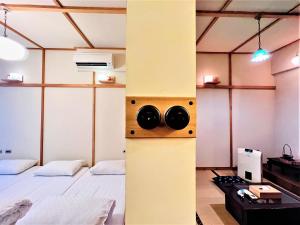 台南小京都聿晴町包棟民宿的一间设有两张壁床的房间