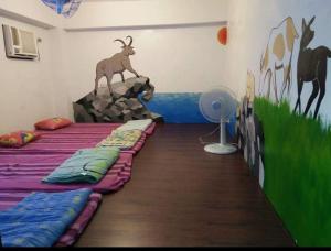 Lanyu兰屿我家の民宿的墙上壁画的房间里设有两张床