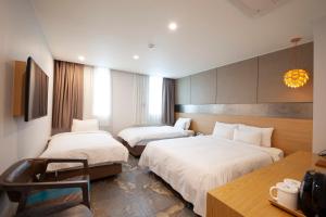 首尔纳法尔酒店的酒店客房配有两张床和一张书桌