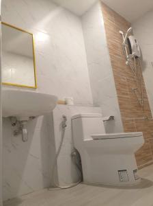Ban Khlong WaSritrang Residence的白色的浴室设有水槽和镜子