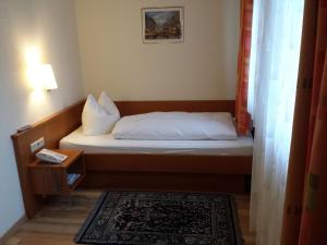 曼海姆爱尔派兹酒店的一张小床,位于带灯和地毯的房间