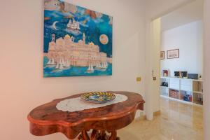 塔兰托Ai Marinai的一间房间,墙上挂着一张桌子和一幅画