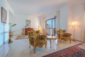 塔兰托Ai Marinai的客厅配有椅子、桌子和台灯