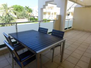 奥利瓦Anacasa Vora Golf 3 Playa Rabdells DUP3027的阳台上配有蓝色的桌椅