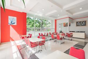 Urbanview Hotel Grand Malabar Bandung餐厅或其他用餐的地方