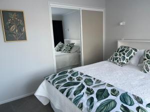 罗托鲁瓦Rotorua Central Hosted B&B的一间卧室配有一张床和镜子