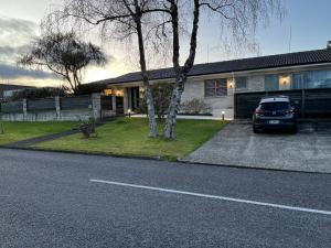 罗托鲁瓦Rotorua Central Hosted B&B的停在房子前面的汽车