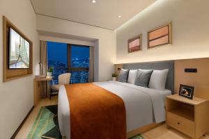 成都成都馨乐庭高新公寓酒店的卧室设有一张白色大床和一扇窗户。