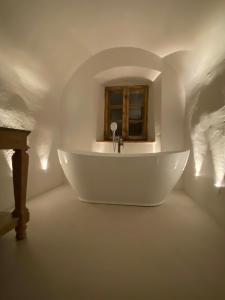 克沃兹科Zamek Sarny - Schloss Scharfeneck的窗户客房内的白色浴缸
