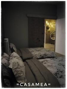 诗巫Sibu-Casamea(Shoplot)2 Bedrooms-FREE wifi & Washer的一间卧室,配有两张床