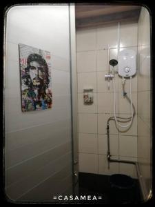 诗巫Sibu-Casamea(Shoplot)2 Bedrooms-FREE wifi & Washer的浴室设有淋浴,墙上挂着一幅画