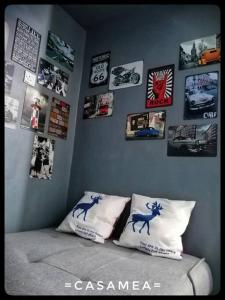 诗巫Sibu-Casamea(Shoplot)2 Bedrooms-FREE wifi & Washer的卧室配有墙上的照片和1张带枕头的床