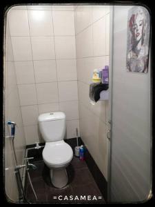 诗巫Sibu-Casamea(Shoplot)2 Bedrooms-FREE wifi & Washer的浴室位于隔间内,设有白色卫生间。